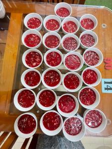 un montón de tazones blancos llenos de mermelada roja en Khách Sạn Hà Phương en Ninh Binh