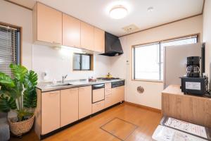 una cocina con armarios blancos y fregadero en HANAMIKAKU-shinjuku/akihabara/asakusa/ginza/tokyo/narita/haneta Japanese House 100㎡ en Tokio