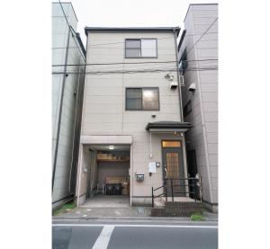 un edificio de apartamentos con una calle delante en HANAMIKAKU-shinjuku/akihabara/asakusa/ginza/tokyo/narita/haneta Japanese House 100㎡ en Tokio
