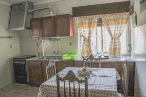 a kitchen with a table and chairs and a sink at Casa Valido in Fungalvaz