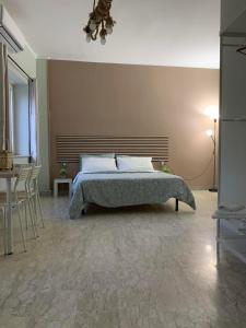 Posteľ alebo postele v izbe v ubytovaní Neapolis center2