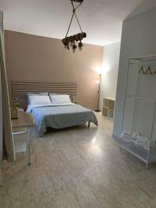 Posteľ alebo postele v izbe v ubytovaní Neapolis center2