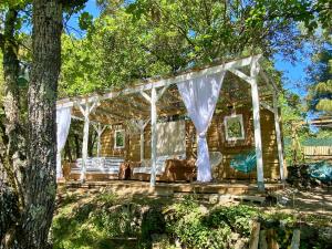 pérgola blanca con cama y árbol en La Vie Est Belle En Provence, en Tourves