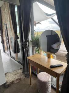 una camera con specchio e tavolo con sedia di NatureZone a Eger