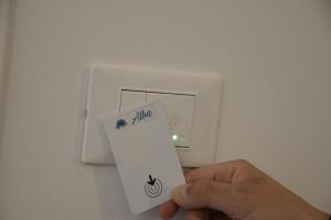 a person holding a wii remote in front of an outlet at Sea la vie casa vacanza in Taranto