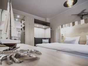 - une chambre dotée d'un lit avec un voilier dans l'établissement Ferienwohnung Strandkorb, à Dierhagen
