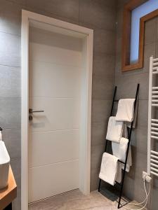 Una puerta en el baño con toallas en un estante en Hotel La Fleur en Überlingen