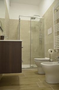 a bathroom with a shower and a toilet and a sink at Sea la vie casa vacanza in Taranto