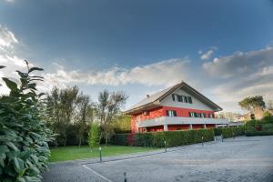 un grand bâtiment rouge avec une allée. dans l'établissement Lepini Suites, à Patrica