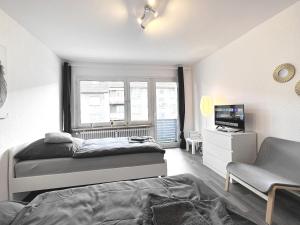 雷姆沙伊德的住宿－# VAZ Apartments RS04 Küche, TV, WLAN, Balkon，一间卧室设有一张床、一台电视和一个窗口。