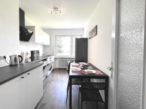 a small kitchen with a table and chairs in it at # VAZ Apartments RS04 Küche, TV, WLAN, Balkon in Remscheid