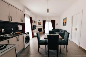 Кухня или мини-кухня в Luxuriant Houses Kyrenia
