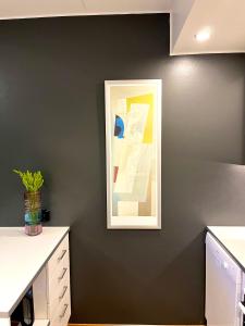 黑諾拉的住宿－Premium Chalet 4212 Green，厨房墙上挂有绘画作品