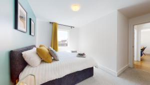 A bed or beds in a room at Water View Apartment- 2 Bed - Cardiff Bay - Free Parking!!