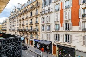 Blick auf eine Stadtstraße mit Gebäuden in der Unterkunft GuestReady - Lovely urban retreat in the 17th Arr. in Paris