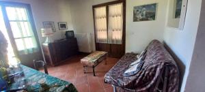 a living room with a couch and a table at Casa indipendente in paese con giardino in Saturnia