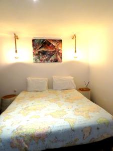 ein Schlafzimmer mit einem Bett mit einer Karte darauf in der Unterkunft Convés in Monte