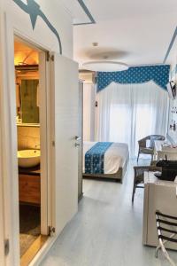 a bedroom with a bed and a bathroom at Meublè Tripoli in Grado