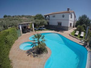 una imagen de una piscina frente a una casa en Casa Lo Pinto Private Pool Villa South of El Torcal en La Joya