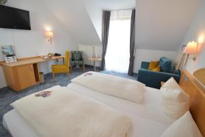 Postel nebo postele na pokoji v ubytování AKZENT Hotel Franziskaner