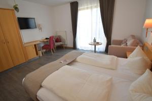 Postel nebo postele na pokoji v ubytování AKZENT Hotel Franziskaner
