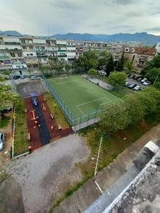 una vista aerea su un campo da tennis in un parcheggio di Studio Paun a Podgorica