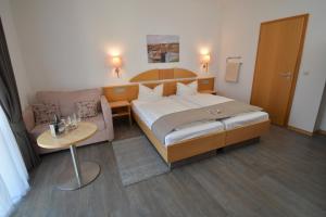 Postel nebo postele na pokoji v ubytování AKZENT Hotel Franziskaner