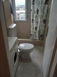 un bagno con un water e una tenda da doccia di Studio Paun a Podgorica Altre 2 foto