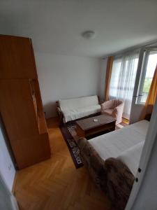 un soggiorno con un letto e un divano di Studio Paun a Podgorica