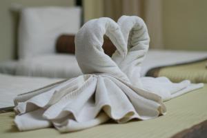 KisiiUfanisi Resort - Kisii的床上放着一堆毛巾 更多25张照片