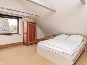 una camera con un letto bianco e una finestra di Holiday home Hjørring XXXV a Hjørring