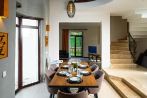 馬爾馬里斯的住宿－Marmaris Private Villa-Villa Lufu，一间带桌椅的用餐室