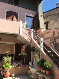 ein Gebäude mit einer Treppe und Topfpflanzen darauf in der Unterkunft Corte Cardo in Manerba del Garda