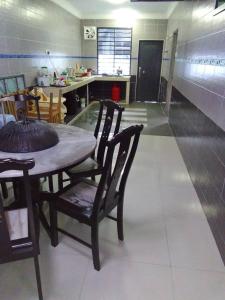 comedor con mesa y sillas en la cocina en holiday home bagan lalang 5 aircon, en Kampong Bagan Lalang