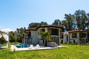 una casa con piscina en el patio en Marmaris Private Villa-Villa Lufu, en Marmaris