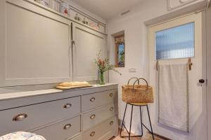 - une chambre avec une commode et une fenêtre dans l'établissement No 1 Sparham Hall - Norfolk Cottage Agency, à Necton 31 autres photos