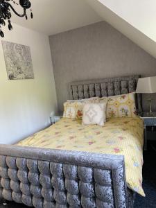 um quarto com uma cama grande e uma cabeceira de cama abobadada em Meadow View em Hurst