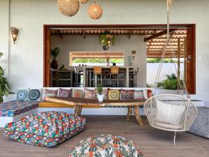 Una sala de estar con un sofá, una mesa y sillas. en Casa Boa onda - Icaraizinho, en Icaraí