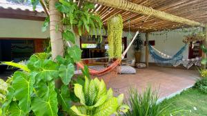 un patio con amaca in una casa di Casa Boa onda - Icaraizinho a Icaraí