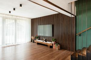 a bathroom with a bench and a mirror on a wall at Green Forest Ghermin in Negreni