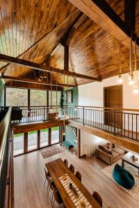 an open living room with wooden ceilings and wooden tables at Green Forest Ghermin in Negreni