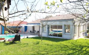 Bazén v ubytovaní maison piscine alebo v jeho blízkosti