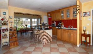 Kuchyňa alebo kuchynka v ubytovaní maison piscine