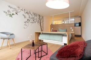 ein Schlafzimmer mit einem Bett und einem Tisch in einem Zimmer in der Unterkunft ArtRoom Boarding Apartment in Bissendorf