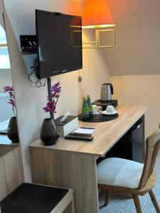 Habitación con escritorio con monitor y silla en Hotel Zdrojewo, en Nowe