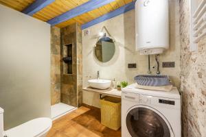 W łazience znajduje się pralka i umywalka. w obiekcie Higuera's Home w mieście La Zubia