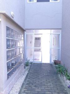 ein Gebäude mit einem Gehweg, der zu einer Tür führt in der Unterkunft Cantinho arretado da Peste - Apartamento in Aquiraz