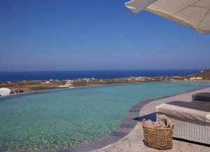 einen Pool mit Meerblick in der Unterkunft Danae Suites Santorini in Oia