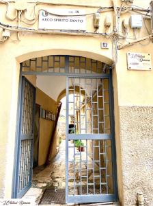 einen Eingang zu einem Gebäude mit einem Tor in der Unterkunft L’Antica Dimora in Bari