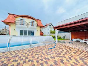 una gran piscina en un patio en una casa en Golden Bridge Deluxe Home - 4BR, terrace, bar, privat pool, grill, pet friendly, en Balatonfüred